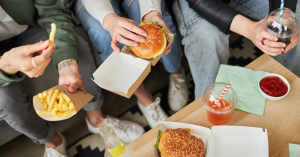 Tieners eten het ongezondst maatregelen zijn nodig